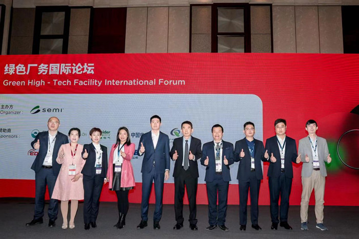 深圳市億天凈化技術(shù)有限公司總經(jīng)理夏群艷(左四)